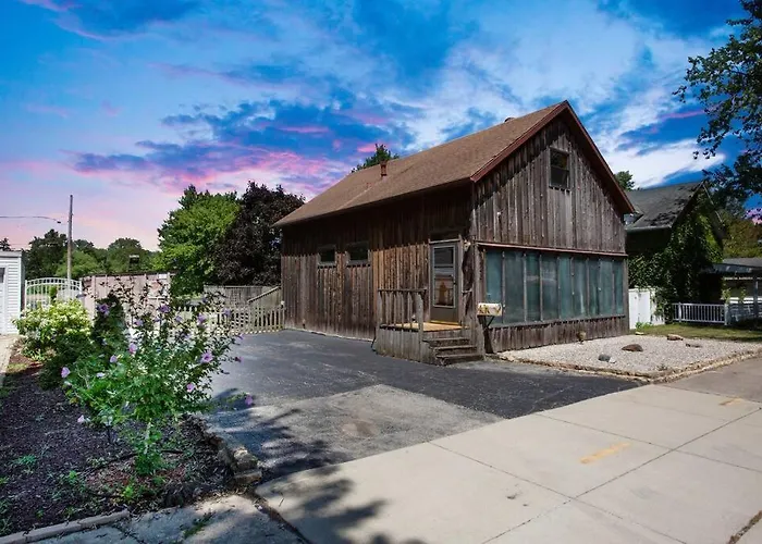 Quaint Riverfront Barn Kankakee
