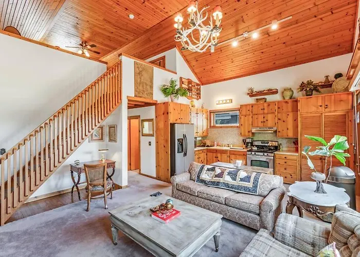 Quaint Riverfront Barn