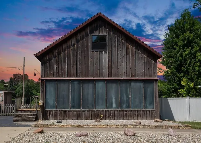 Quaint Riverfront Barn
